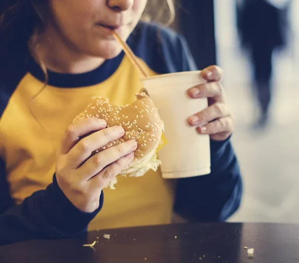 青少年女孩吃汉堡包肥胖概念的特写 — 图库照片