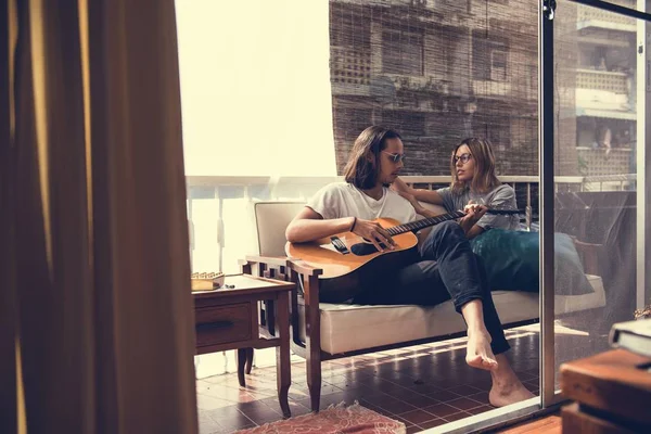 Preciosa Pareja Juntos Hombre Tocando Guitarra — Foto de Stock