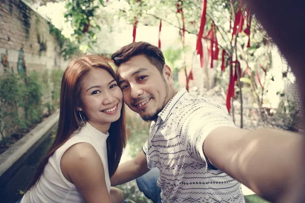 Boldog Pár Véve Selfie Együtt — Stock Fotó