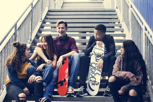 Grupp Skolan Vänner Utomhus Livsstil Och Efter Skolan Hangout Begrepp — Stockfoto