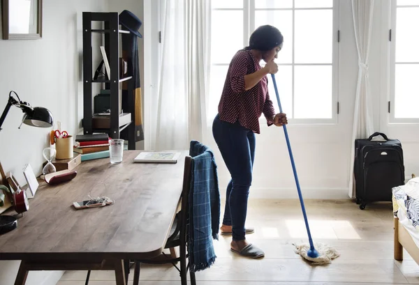 African Woman Cleaning Room — Stock Photo, Image