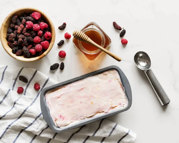 Sweet Yogurt Berry Ice Cream — Stock Photo, Image