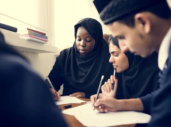 Divers Enfants Musulmans Étudiant Classe Examen Écriture Sur Les Papiers — Photo
