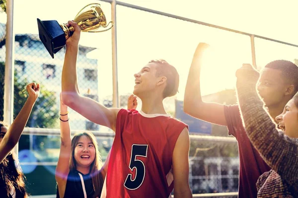 Groep Tieners Juichen Met Trofee Overwinning Teamwork Concept — Stockfoto