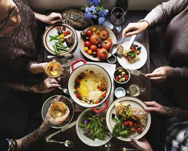 Gruppe Von Erwachsenen Bei Einer Dinnerparty — Stockfoto