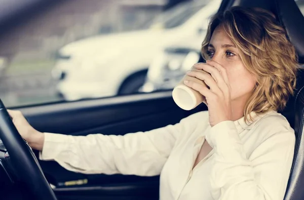 Kvinna Som Dricker Kaffe Bil — Stockfoto