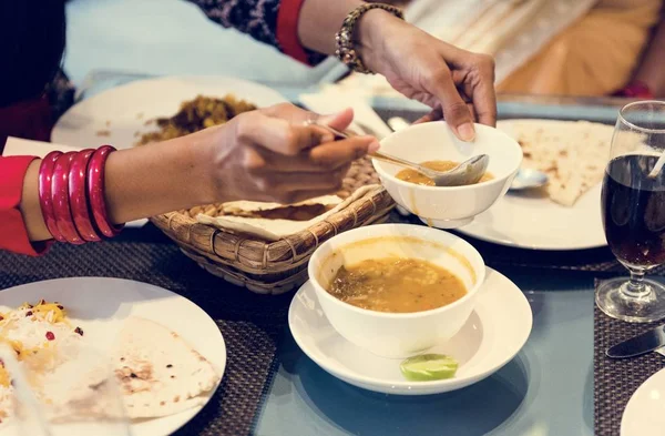 Familia Teniendo Comida India —  Fotos de Stock