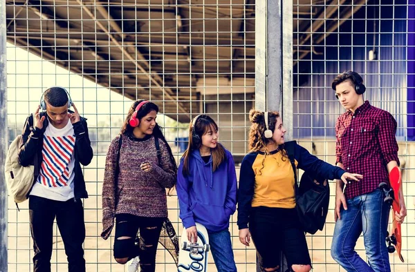 Groep Van School Vrienden Buiten Levensstijl Ontspanning Muziek Concept — Stockfoto