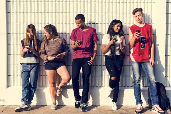 Gruppo Giovani Amici Adolescenti Che Rilassano Insieme Utilizzando Concetto Social — Foto Stock