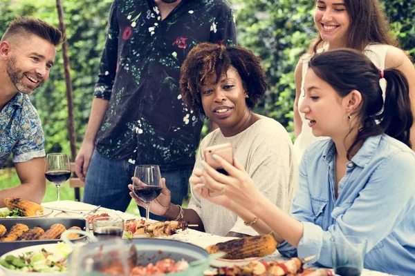 Groep Van Diverse Vrienden Genieten Van Zomer Partij Samen — Stockfoto