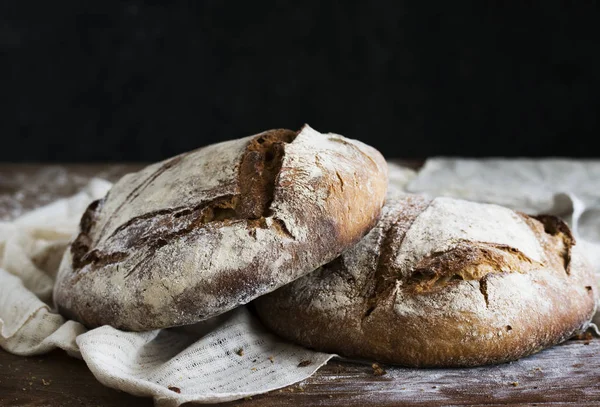 Duże Okrągłe Bochny Chleba Chleb Jedzenie Fotografia Przepis Pomysłów — Zdjęcie stockowe