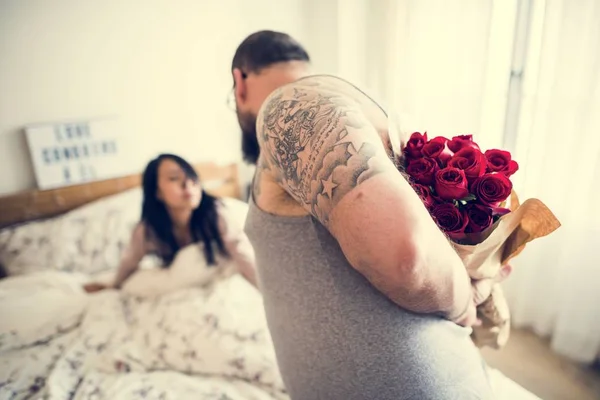 Manžel Překvapil Žena Červenou Růží Kytice — Stock fotografie