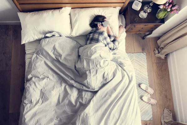 Mujer Caucásica Durmiendo Con Una Cubierta Ojos —  Fotos de Stock