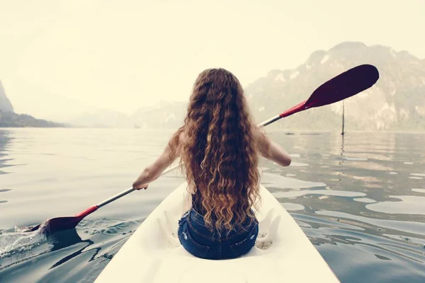 Kvinnan Som Paddlar Kanot Genom Nationalpark — Stockfoto