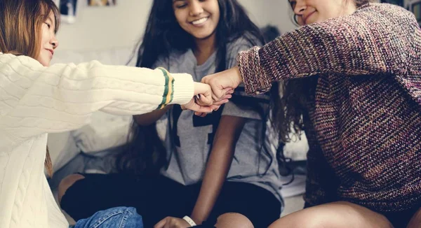 Tonårsflickor Ett Sovrum Fist Skumpande Vänskap Koncept — Stockfoto