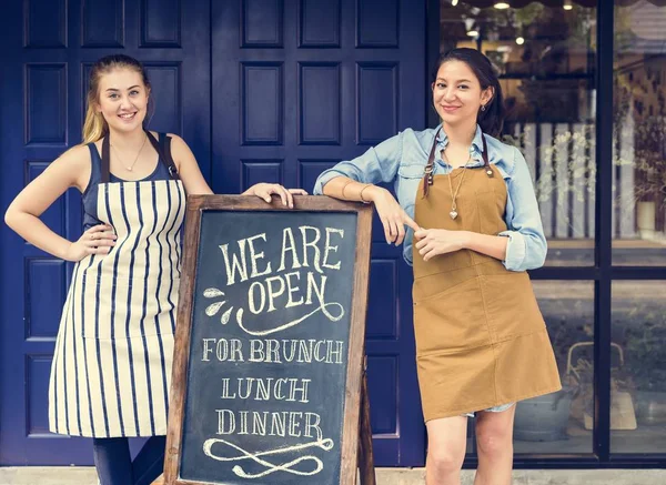 Cheerful empresários de pé com quadro aberto — Fotografia de Stock