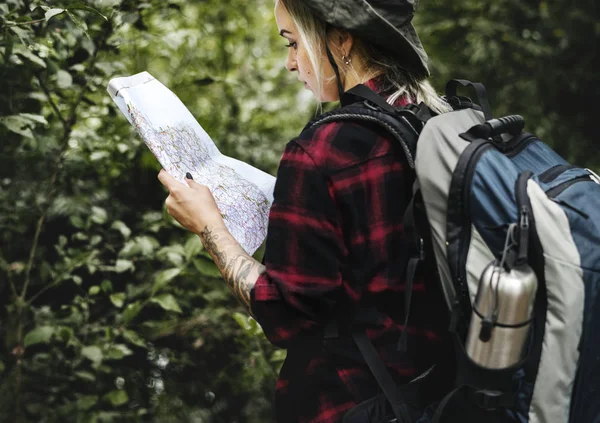 Mujer Trekking Bosque —  Fotos de Stock