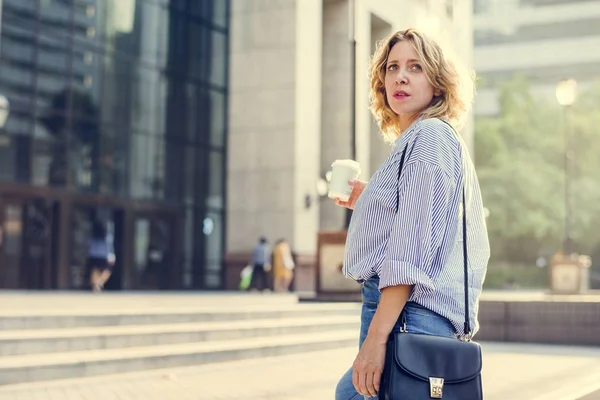 Femme Debout Avec Une Tasse Café — Photo