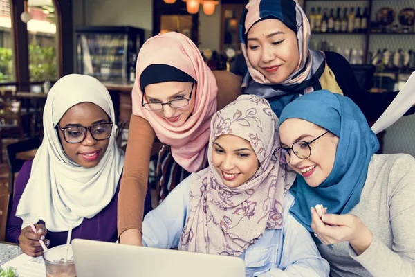 Islamiska Kvinnliga Vänner Arbetar Tillsammans — Stockfoto