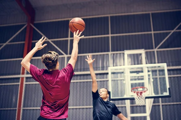 Due Ragazzi Adolescenti Che Giocano Basket Insieme Sul Campo — Foto Stock