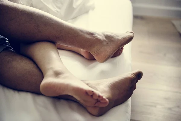 Gambe Una Coppia Che Dorme Letto — Foto Stock