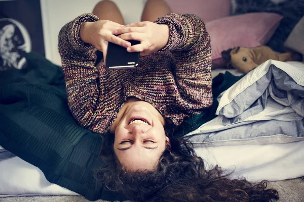 Adolescente Usando Smartphone Uma Cama Mídia Social Conceito Vício — Fotografia de Stock