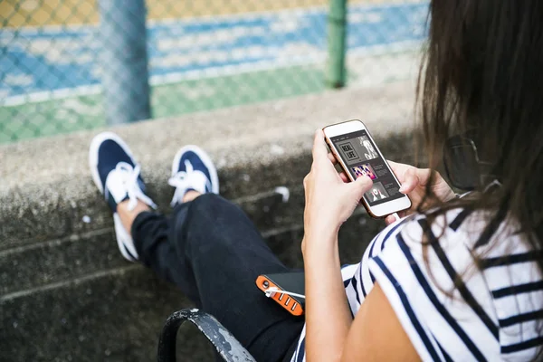 Jonge Vrouw Met Behulp Van Een Smartphone Het Park — Stockfoto