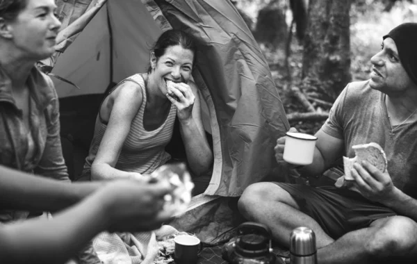 Gruppo Amici Campeggio Nella Foresta — Foto Stock