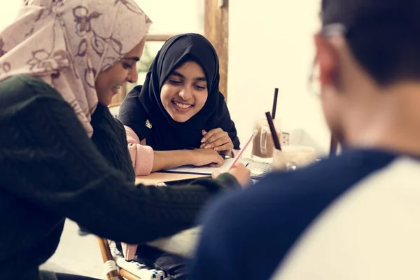 Grupp Muslimska Studenter — Stockfoto