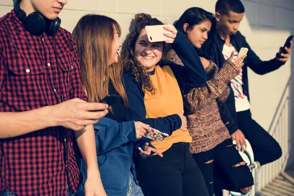 Grupo Amigos Adolescentes Aire Libre Estilo Vida Concepto Redes Sociales — Foto de Stock