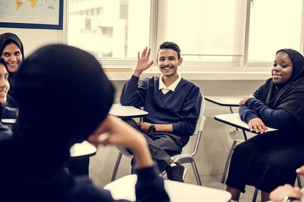 Szczęśliwy Uśmiechający Się Muzułmańskich Dzieci Studiuje Klasie — Zdjęcie stockowe