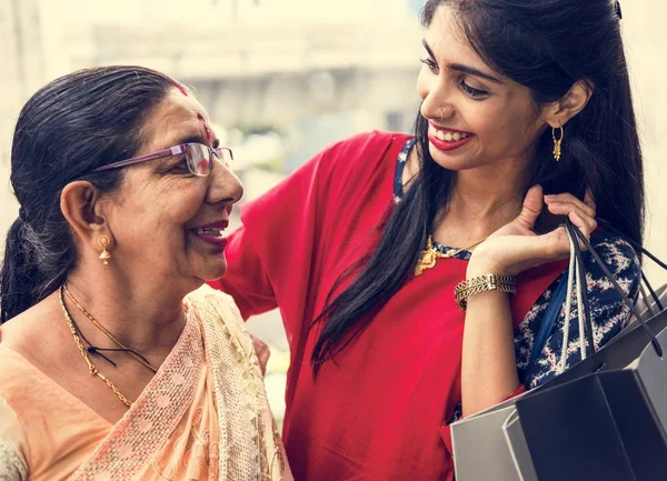 Indiase Familie Genieten Van Een Winkelcentrum — Stockfoto