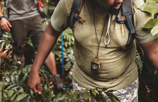 Trekking Uomo Nella Foresta Con Gli Amici — Foto Stock