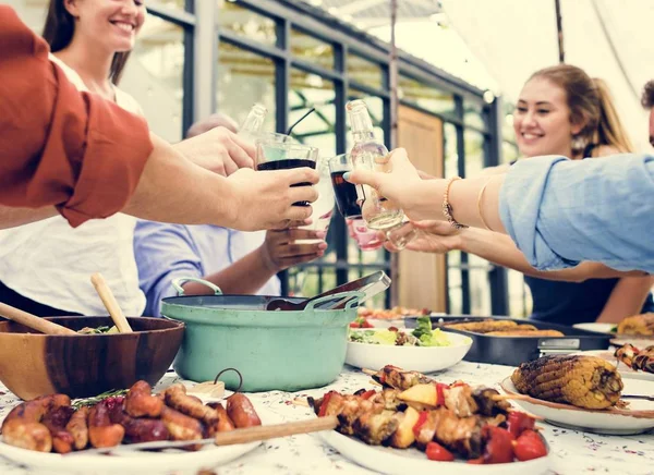 Grupo Diversos Amigos Disfrutando Fiesta Verano Juntos — Foto de Stock