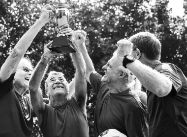 Takım kupa, siyah ve beyaz holding olgun futbol oyuncuları