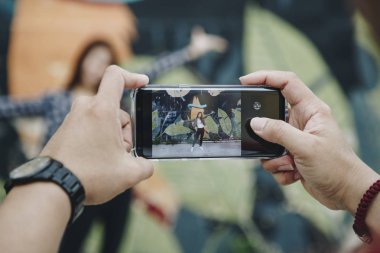 adam kız arkadaşı fotoğraf çekme