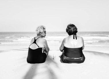 Üst düzey arkadaş sahilde soğutma