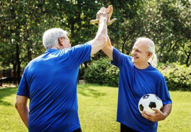 Çak bir beşlik Park, futbol kavramı veren iki yetişkin sportif erkekler 