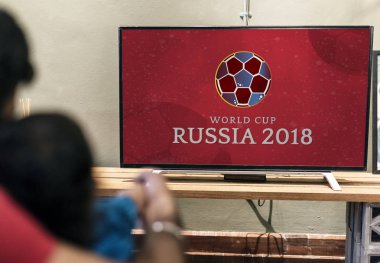 Bir futbol maçı televizyonda izlerken aile