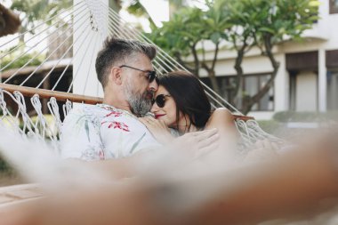 Birlikte bir hamakta dinlenme çift