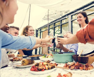 Grup çeşitli arkadaşıyla birlikte yaz eğleniyor