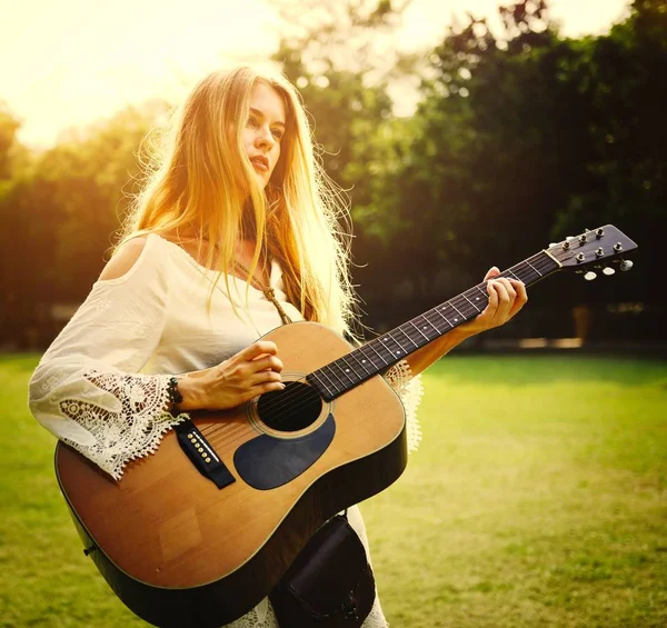 Hermosa Chica Campo Con Guitarra —  Fotos de Stock