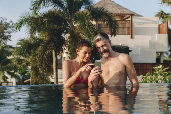 Huwelijksreis Paar Gelukkige Tijd Zwembad — Stockfoto