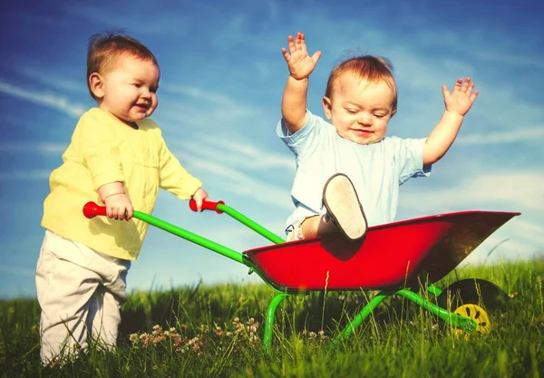 Два Малыша Играют Тачке — стоковое фото