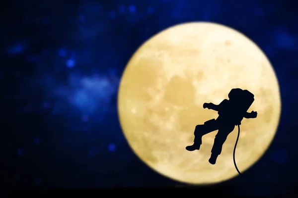 Silueta Del Hombre Del Espacio Sobre Una Luna Llena — Foto de Stock
