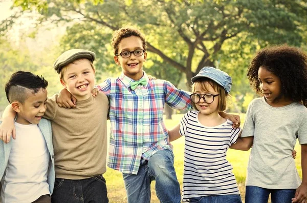 Dzieci Się Śmiać Spacery Parku — Zdjęcie stockowe