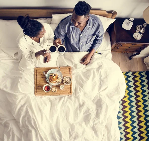 침대에는 아침을 침대에 아프리카계 미국인 — 스톡 사진