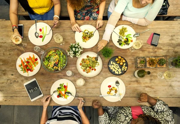 Freunde Teilen Sich Ein Mittagessen Sommer — Stockfoto