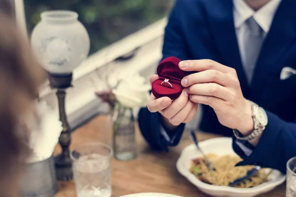 Man Föreslår Flickvän Med Diamantring — Stockfoto