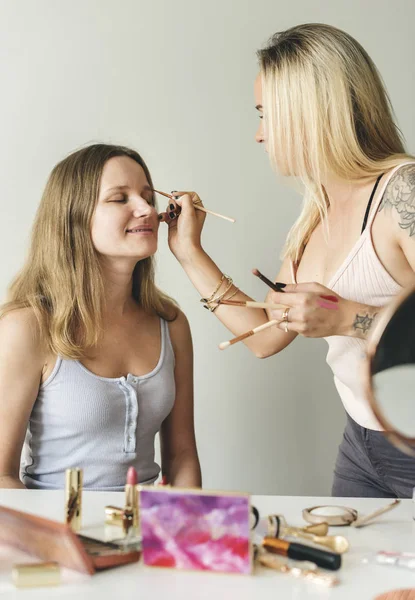 Makeupartist Gör Makeup För Unga Leende Kvinna — Stockfoto